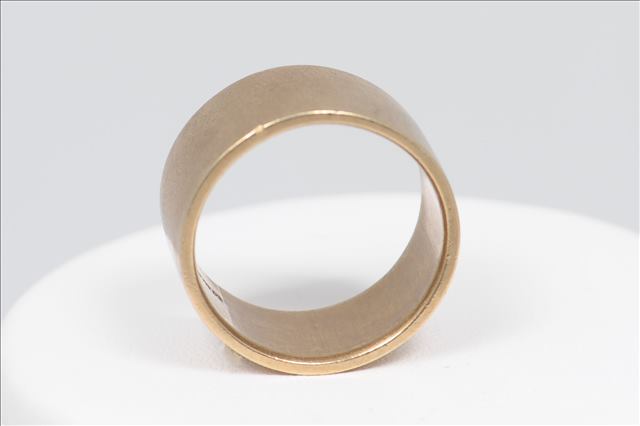 A NINE CARAT YELLOW GOLD GENTS WEDDING RING, estimated 11.50mm wide, size "W". Birmingham hallmarked