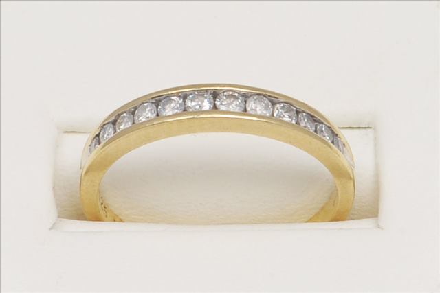 AN ELEVEN STONE DIAMOND RING, set in 18ct yellow gold, total stated weight of graduated diamonds 0.