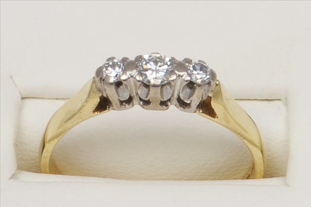 A THREE STONE DIAMOND RING, set in 18ct white and yellow gold, brilliant cut stones (good quality)