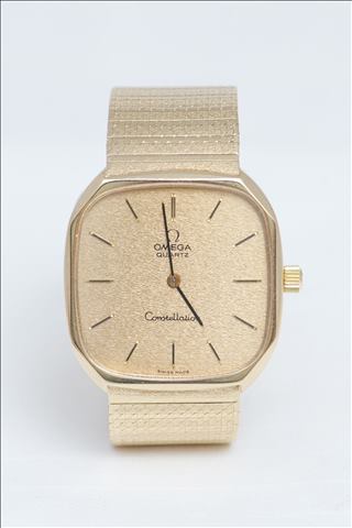 A GENTS 9CT YELLOW GOLD "OMEGA" "GENEVE" QUARTZ WATCH, cushion shaped dial, plain batons and