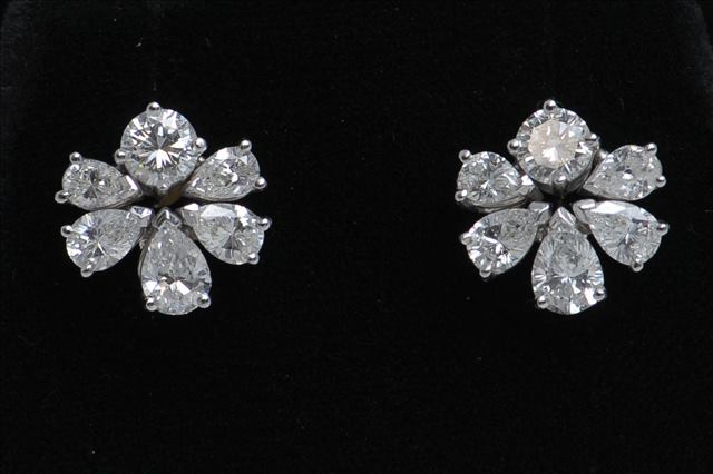 A PAIR OF DIAMOND CLUSTER EARRINGS, each earring consisting of a brilliant cut circular diamond