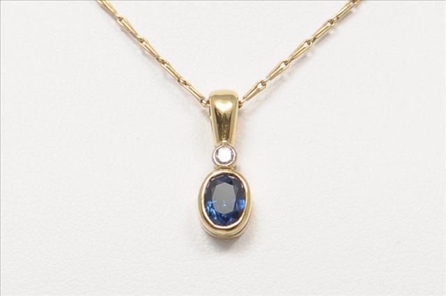 AN OVAL MID BLUE SAPPHIRE PENDANT, set in unhallmarked yellow gold weighing approx 1.00ct and