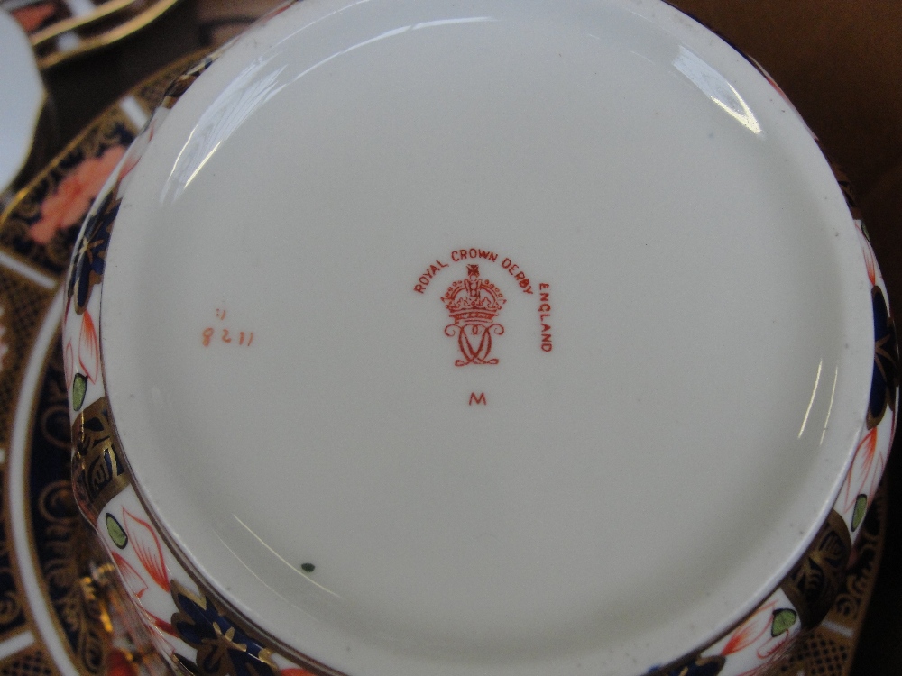 A Royal Crown Derby 1128 pattern Imari decorated tea service comprising two bread and butter plates, - Image 3 of 3