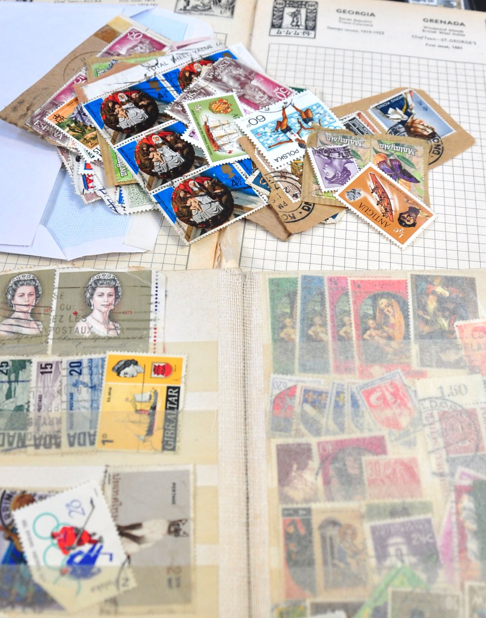 A small quantity of postage stamps to include mainly 20th century GB definitives, commemoratives and