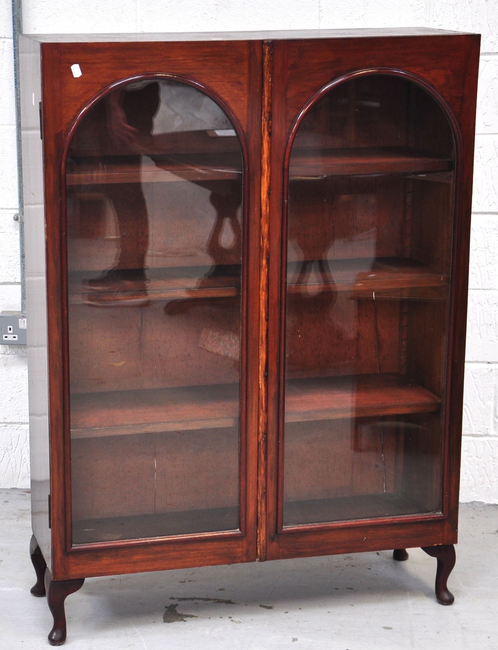 A mahogany glazed two door book shelf cabinet, 130 x 93cm.