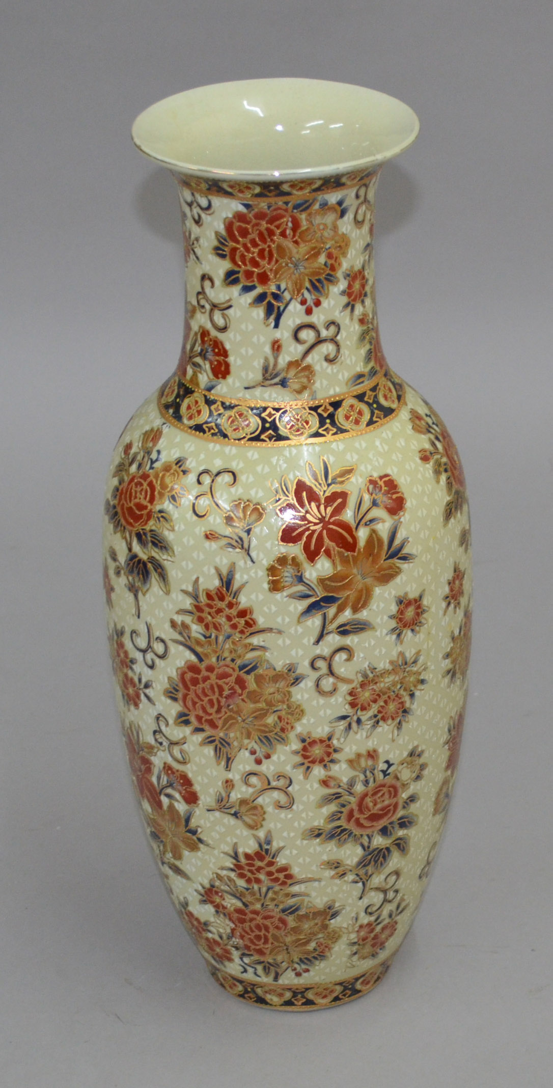 Oriental vase decorated with floral patterning, of impressive dimensions, height 45cm.