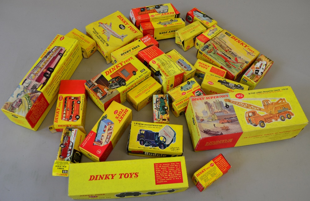 Quantity of Dinky Toys empty boxes. Includes 697  25 pounder field gun set, 952 Luxury Coach, 117