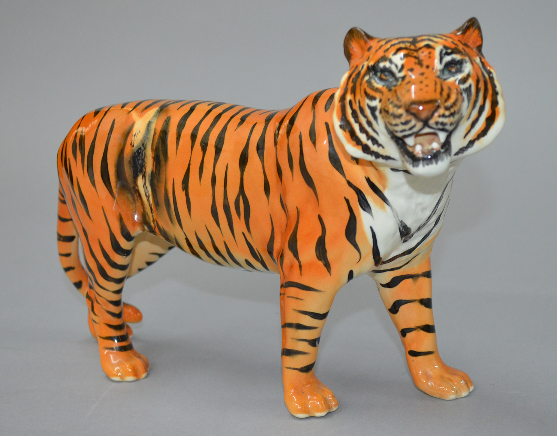 Beswick tiger, length approx. 30cm, with paint defect to hindquarters.