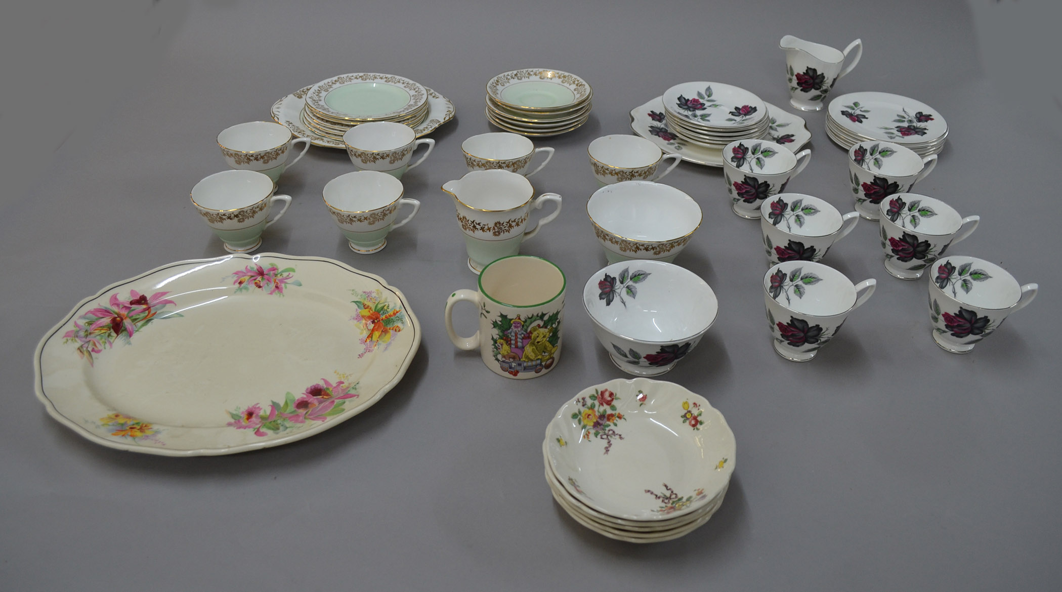 Royal Albert service comprising 21 pieces with black and red rose pattern, together with some