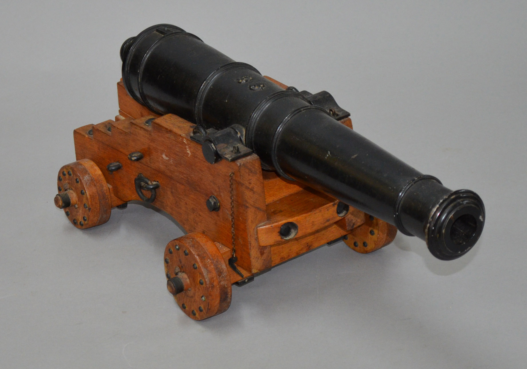 `The Johnson Collection` - Excellent scratch built model 32 pounder naval cannon with heavy cast