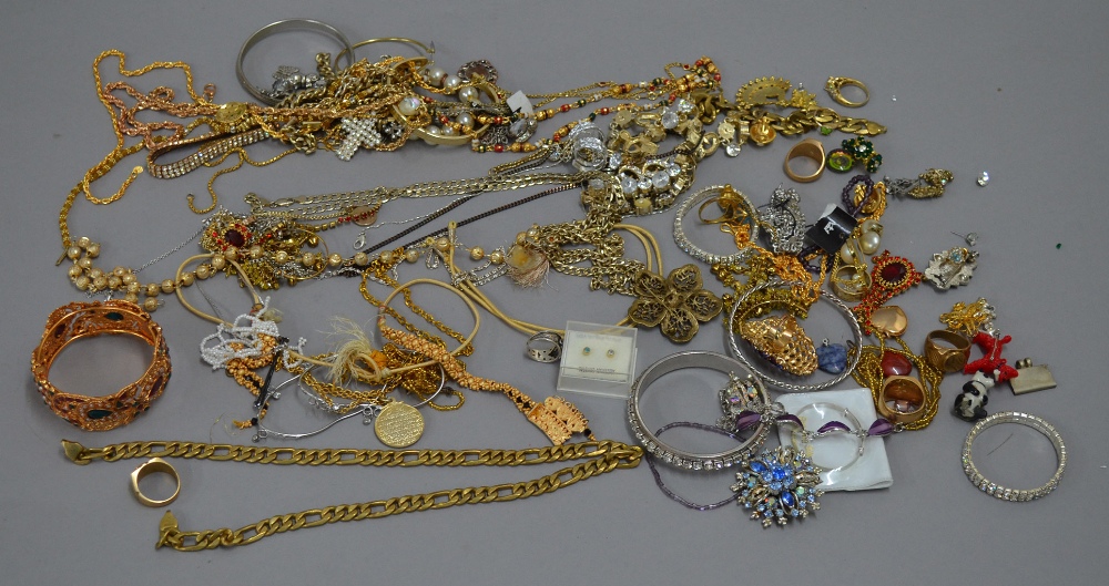 Good large mixed lot of costume jewellery