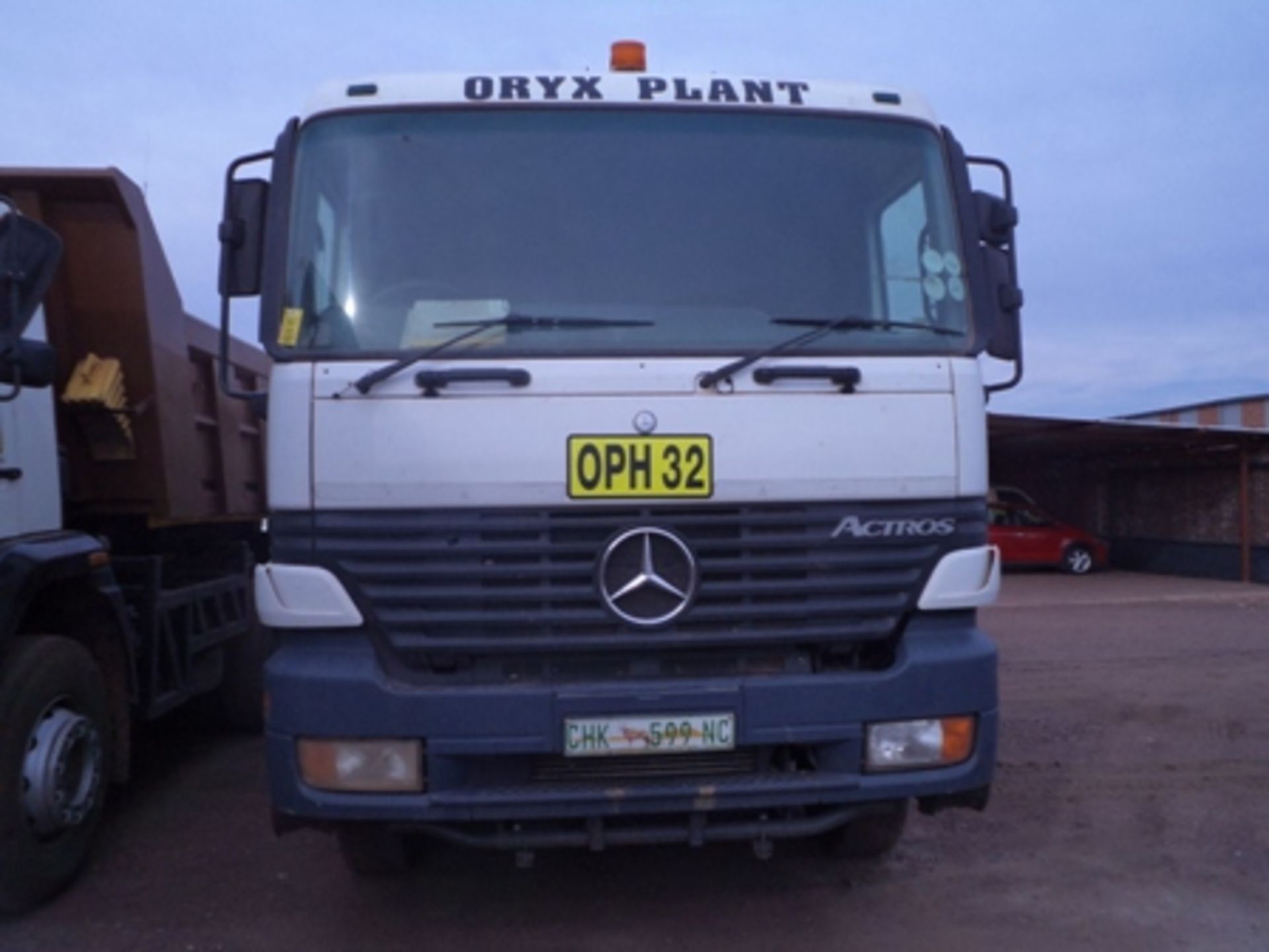 2003 MERCEDES BENZ ACTROS 3335 10M³ TIPPER TRUCK  KM 345362(23 ASBES STR, KATHU  NORTHERN CAPE) - Image 2 of 9