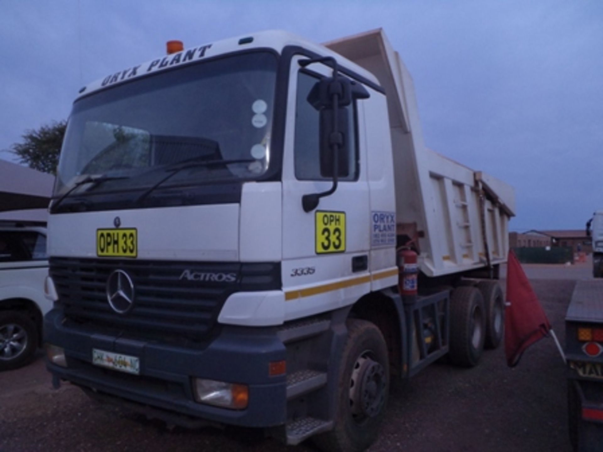 2003 MERCEDES BENZ ACTROS 3335 10M³ TIPPER TRUCK  KM 249202(23 ASBES STR, KATHU, NORTHERN CAPE) - Image 2 of 7