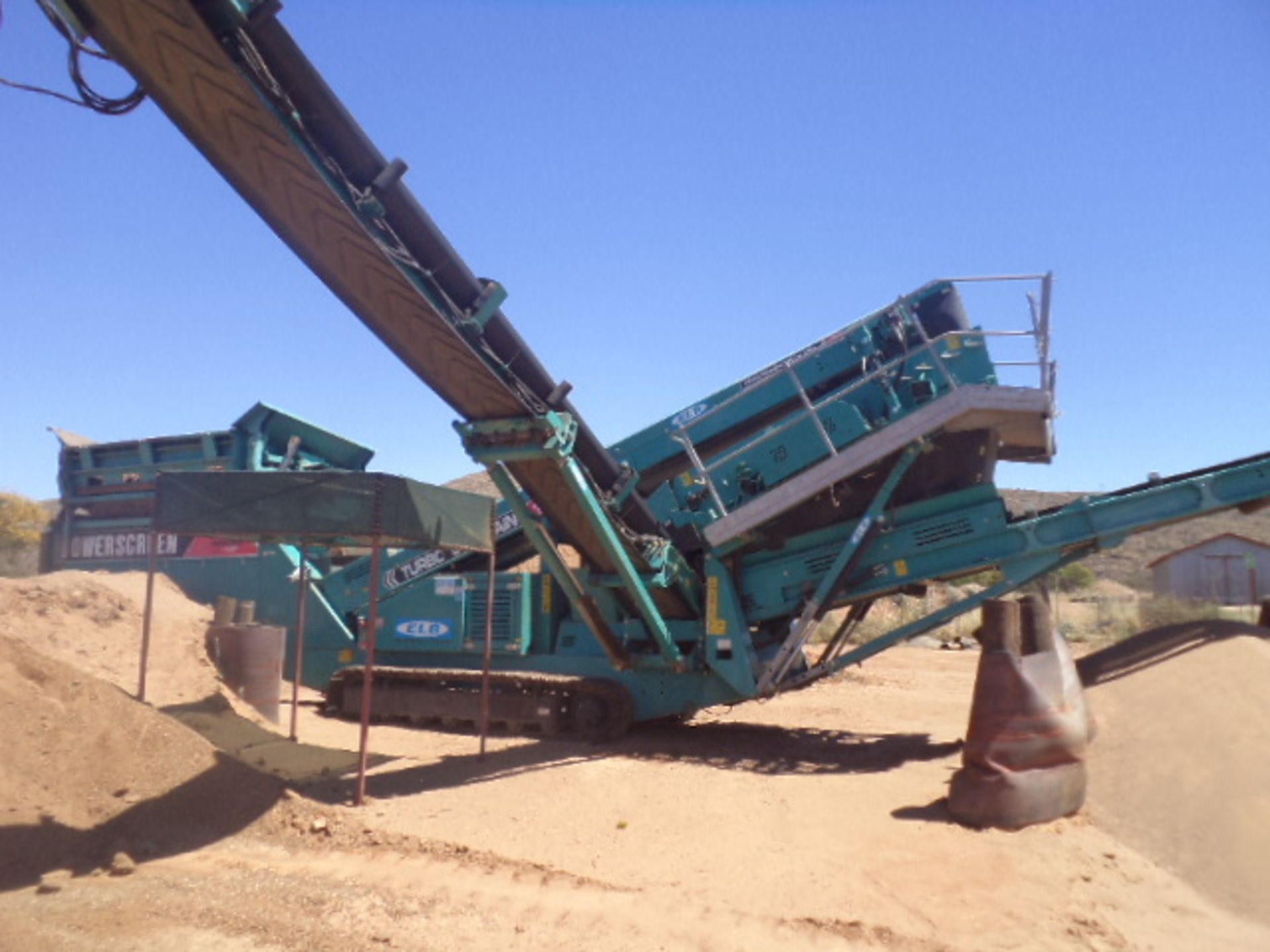 2011 CHIEFTAIN 1400 TURBO DOUBLE DECK POWERSCREEN WITH LIFE HEAD ATTACHMENT (PRE-SCREENING) 2483HRS - Image 2 of 8