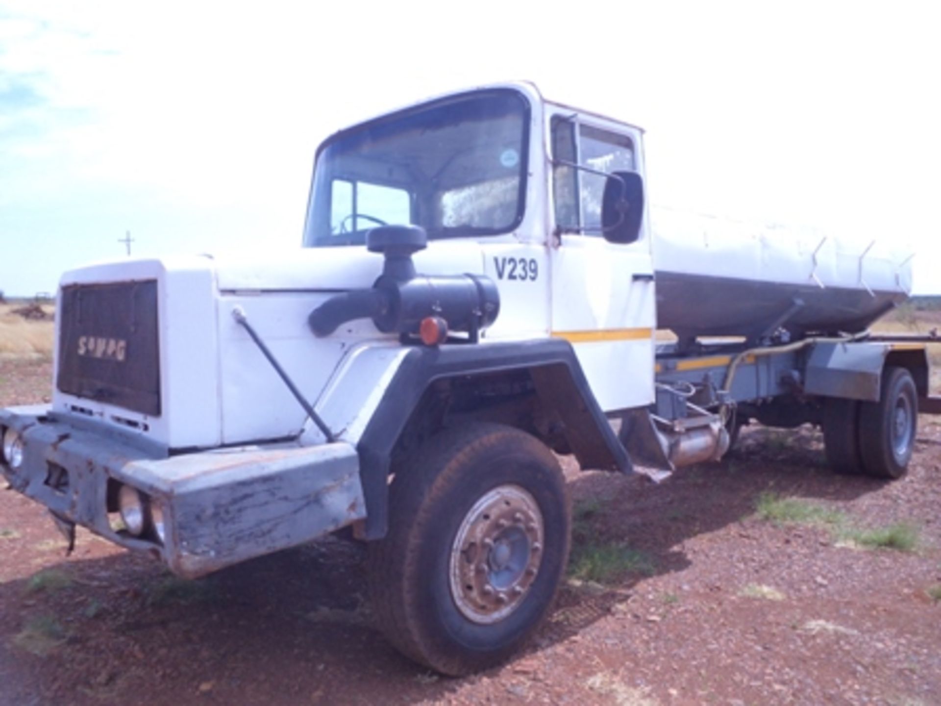 SAMAG WATER TANKER TRUCK (10 000L)  KM 125081
(PLAAS  RETREAT, KURUMAN, NORTHERN CAPE) - Image 2 of 6