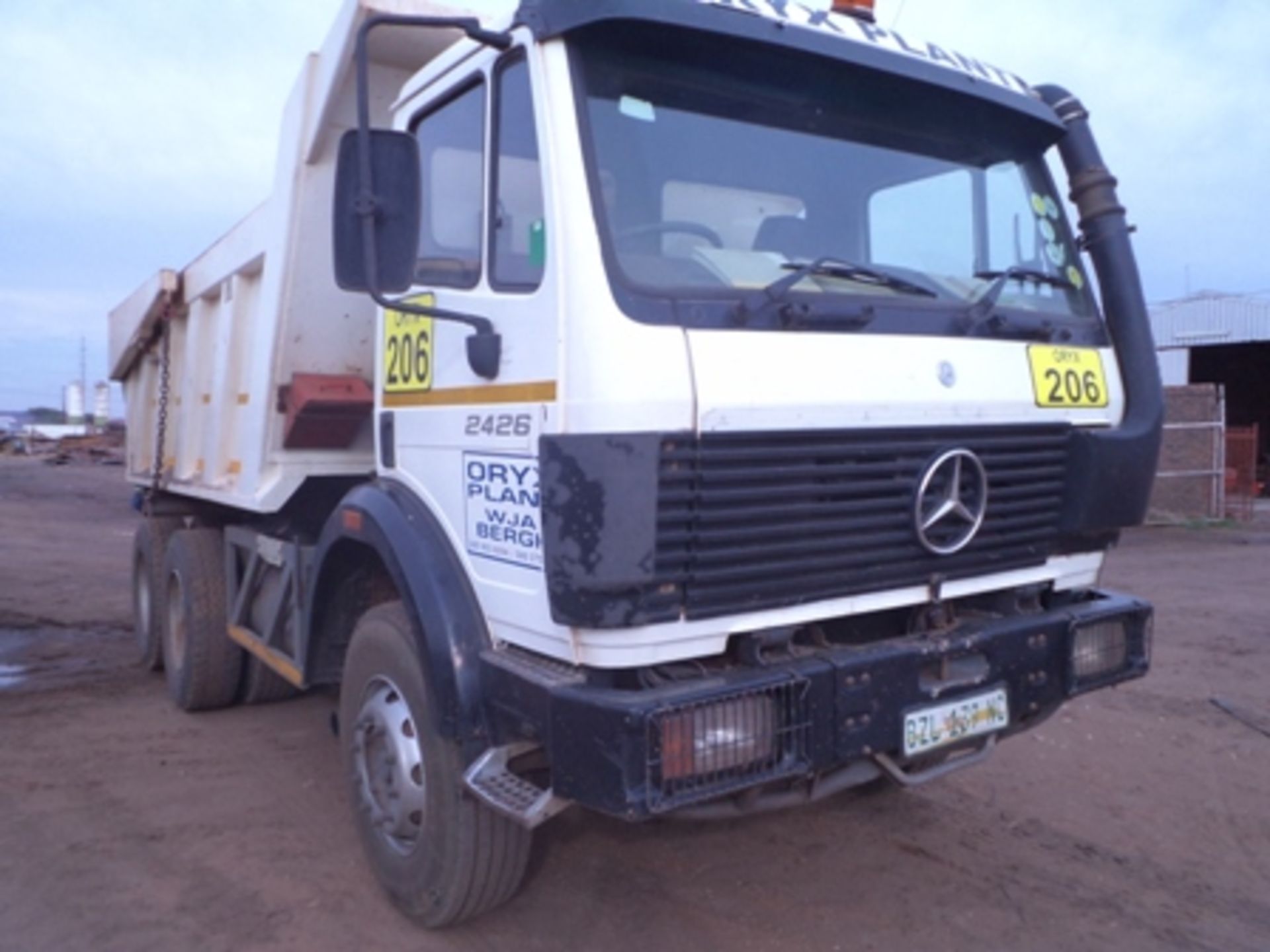 1998 BZL139NC MERCEDES BENZ 2426 10M³ TIPPER TRUCK  KM 265580   (23 ASBES STT, KATHU  NORTHERN CAPE) - Image 2 of 9