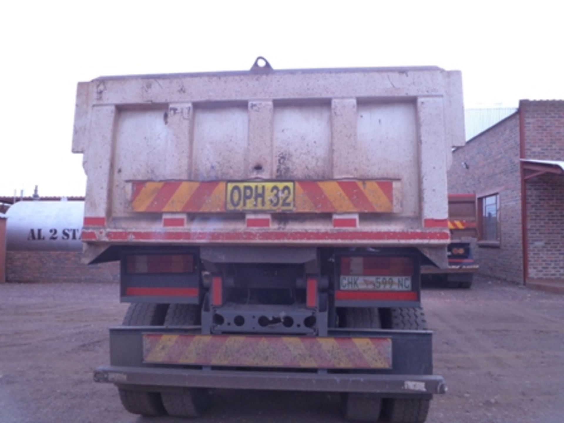 2003 MERCEDES BENZ ACTROS 3335 10M³ TIPPER TRUCK  KM 345362(23 ASBES STR, KATHU  NORTHERN CAPE) - Image 8 of 9
