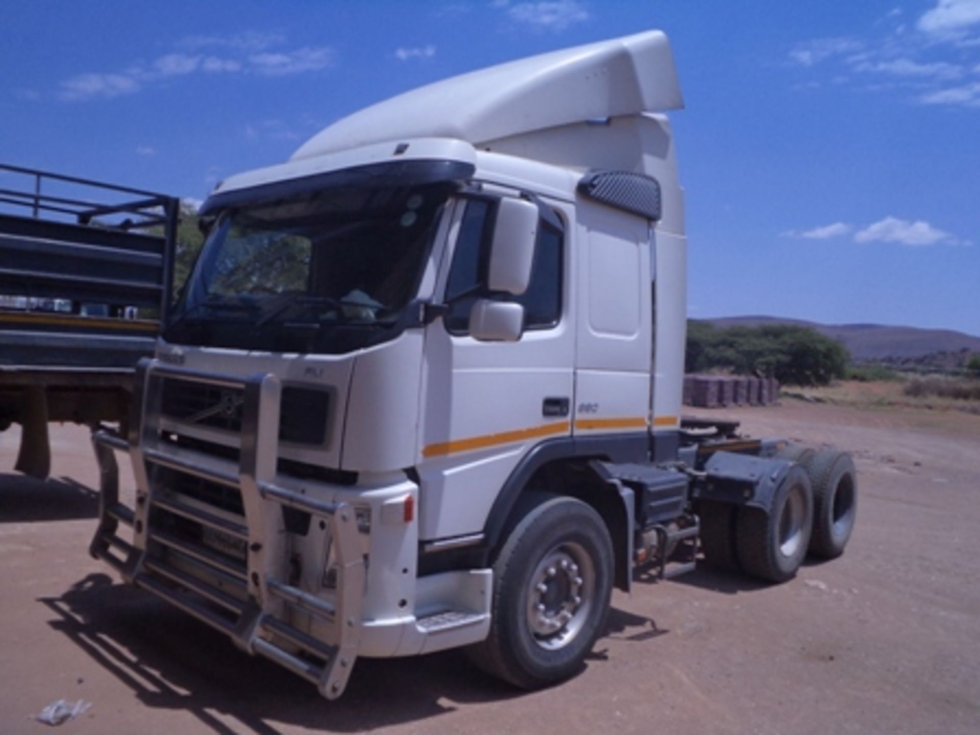 2003 BNX533NC VOLVO FM390 DOUBLE AXLE HORSE  KM 1182430
(LANGBERG ABATTOIR, OLIFANTSHOEK, - Image 3 of 12