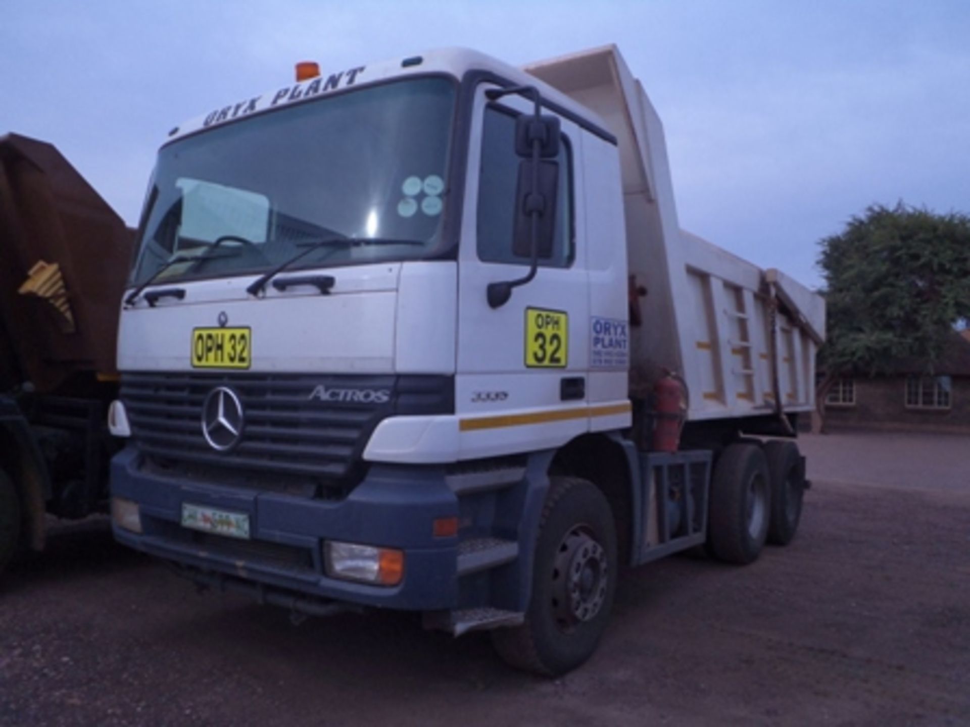 2003 MERCEDES BENZ ACTROS 3335 10M³ TIPPER TRUCK  KM 345362(23 ASBES STR, KATHU  NORTHERN CAPE) - Image 4 of 9