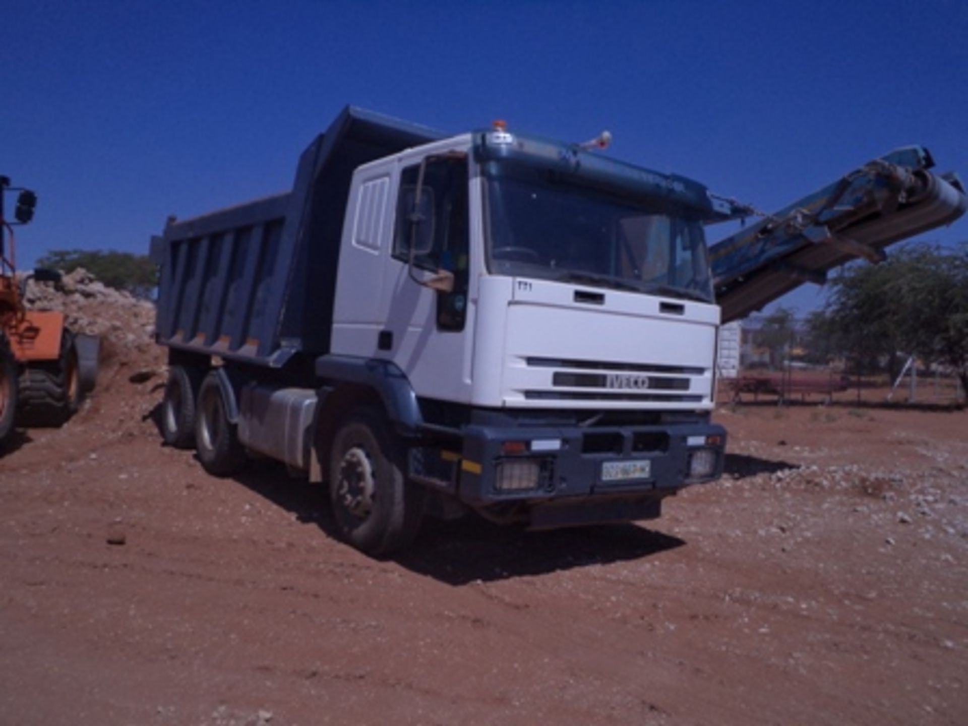 2002 BZS087NC IVECO 420 10M³ TIPPER TRUCK  KM 622504
(8 FULLER STREET, OLIFANTSHOEK, NORTHERN - Image 2 of 6