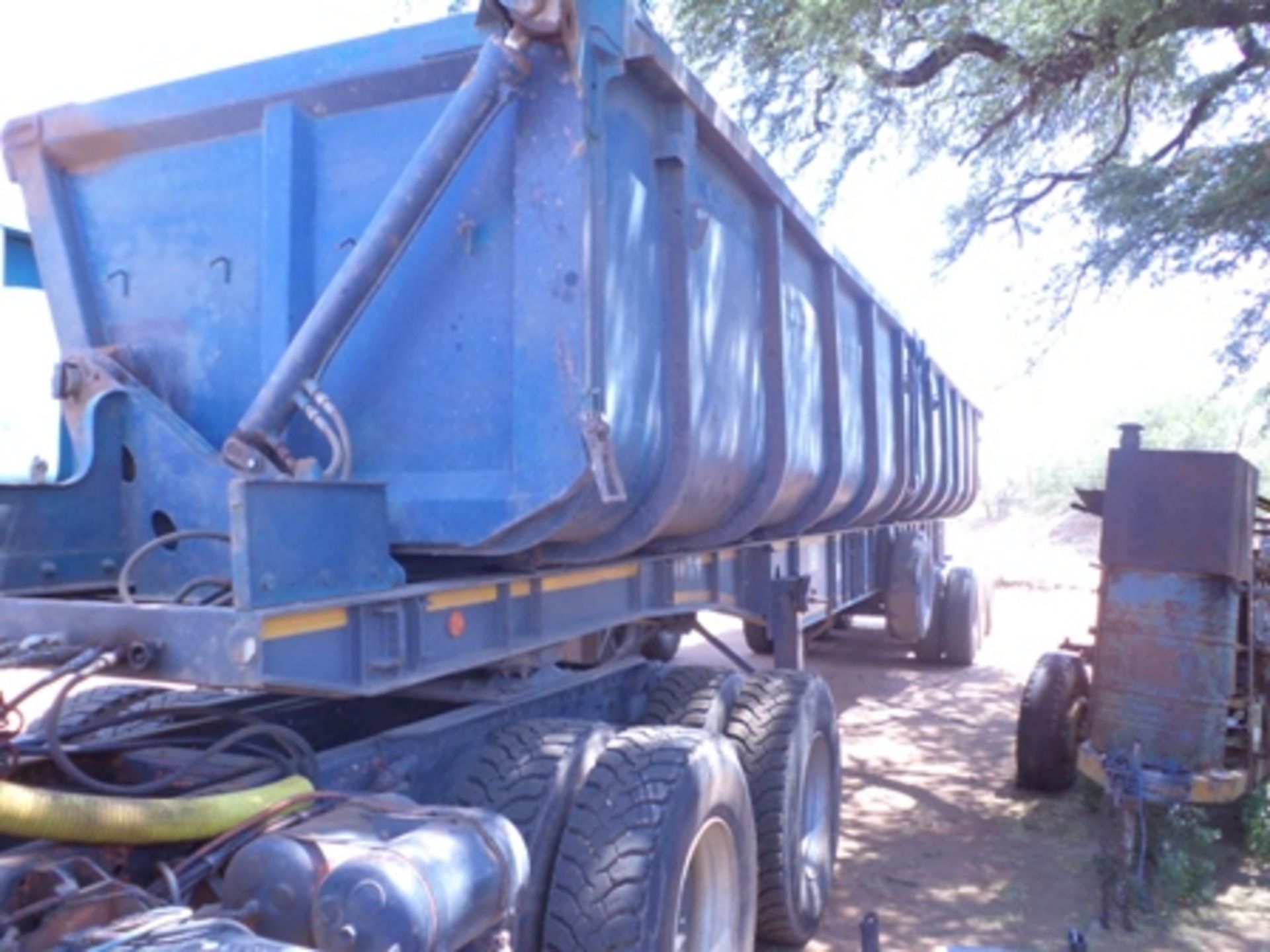 2006 CCW371NC TOP TRAILER TRI AXLE SIDE TIP SEMI TRAILER
(8 FULLER STREET, OLIFANTSHOEK, NORTHERN - Image 2 of 10