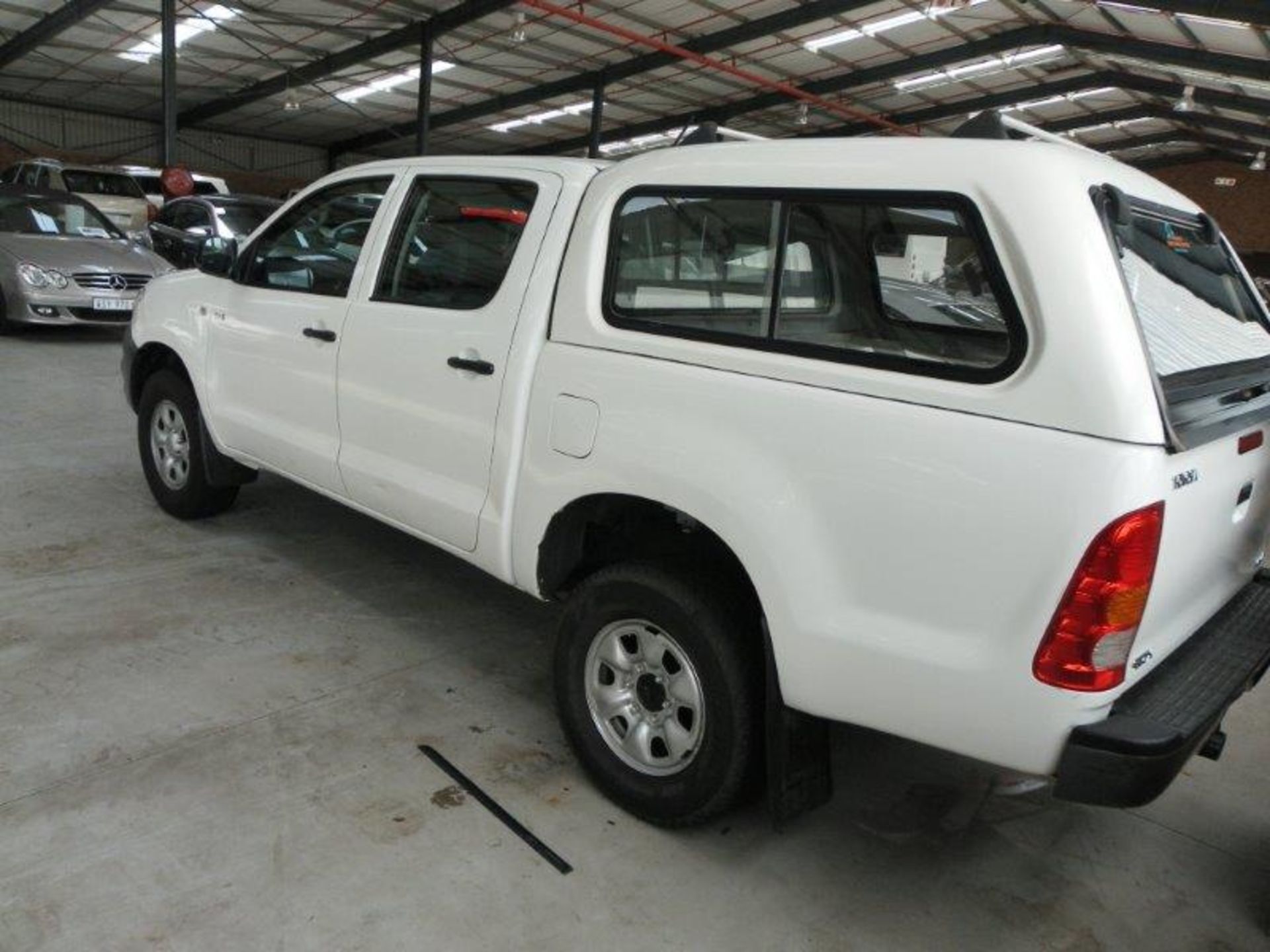 2011-08-03 BK62PSGP Toyota Hilux 2.5 D-4D SRX LWB 4x4 Double Cab With Canopy (Grey Cloth) (White)Vin - Image 3 of 6
