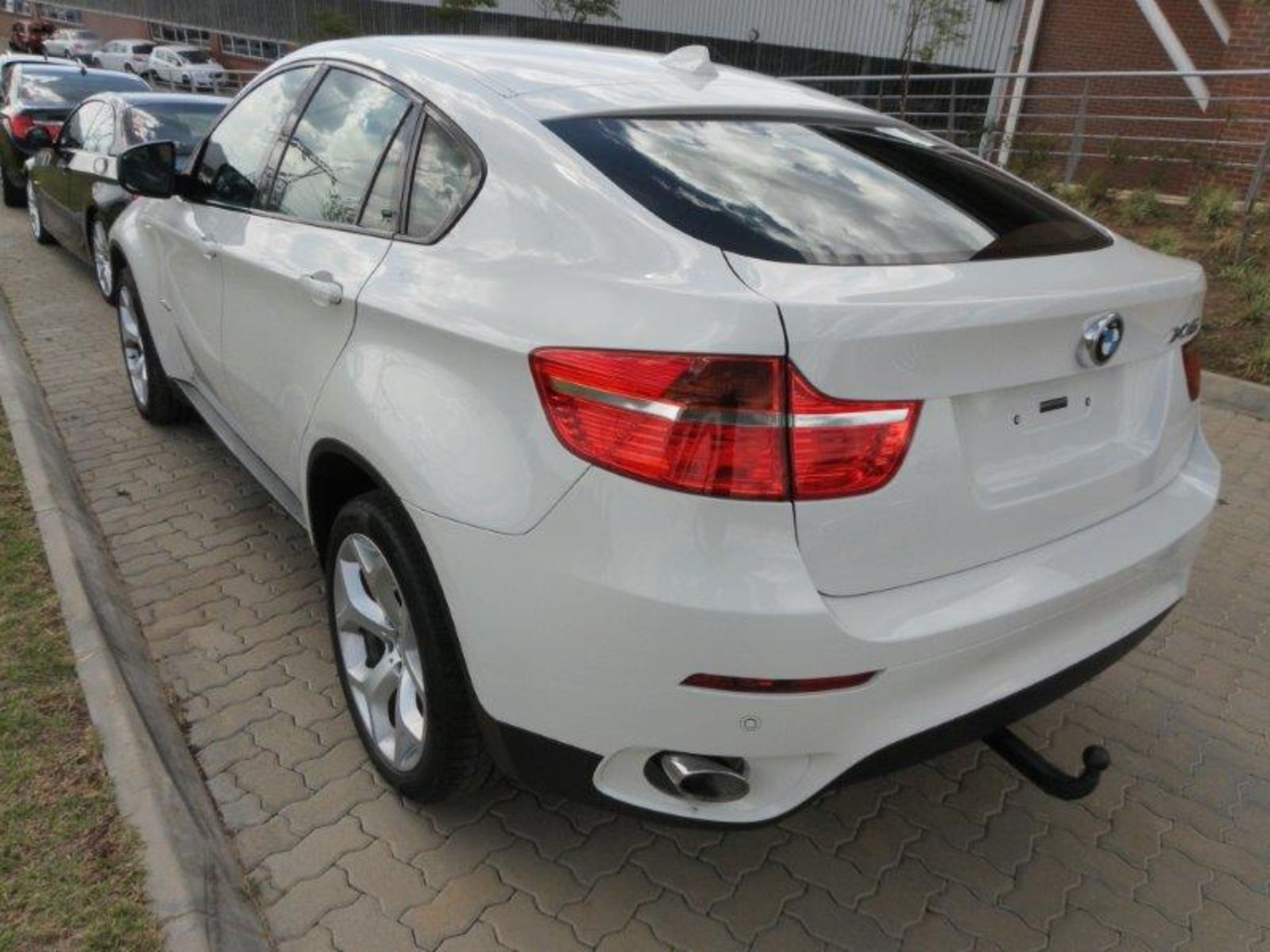 2011-01-26 DK32SXGP BMW X6 4.0D X-Drive Auto (Black Leather, Sunroof, PDC) (White)(89 696 kms) ( - Image 2 of 2