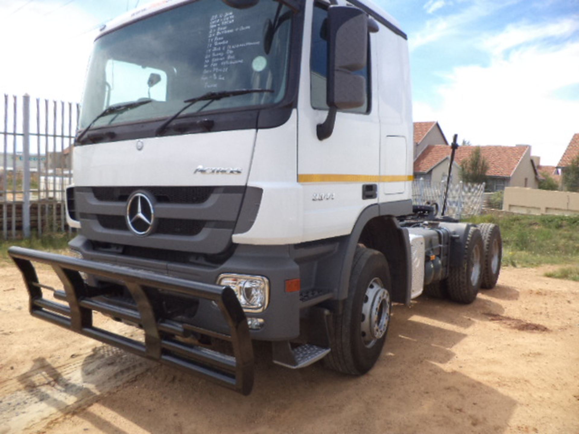 2010-07-01 FHL652MP Mercedes-Benz Actros 3344S/33 CKD3 6 x 4 Mechanical Horse With Hydraulic (Vin - Image 2 of 4