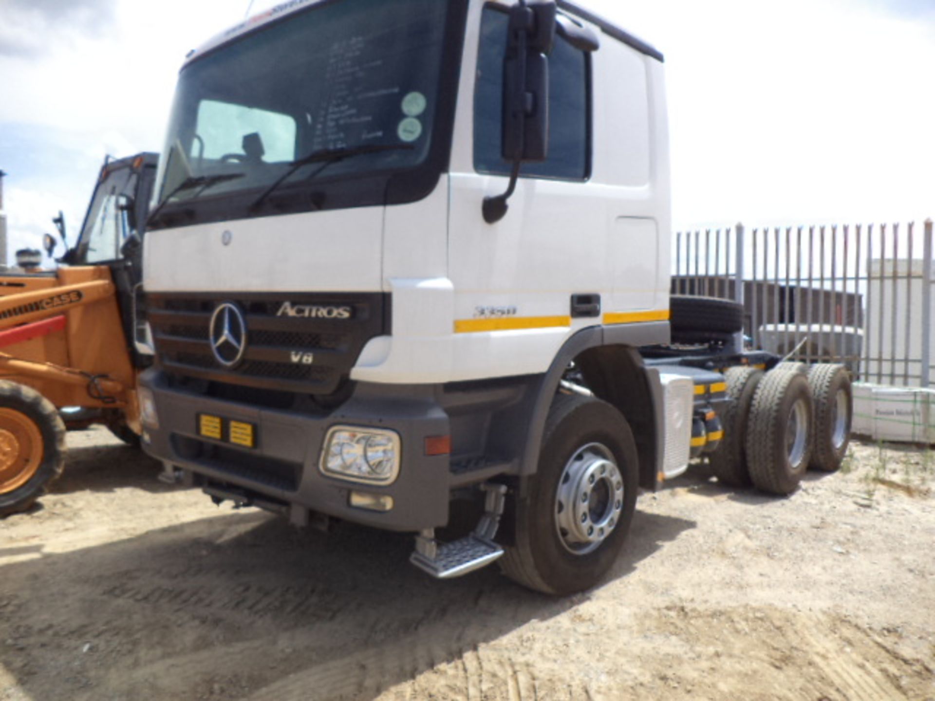 2009-11-12 NP169988 Mercedes-Benz Actros 3350S/33 CKD2 V8 6 x 4 Mechanical Horse (Vin No: - Image 2 of 4