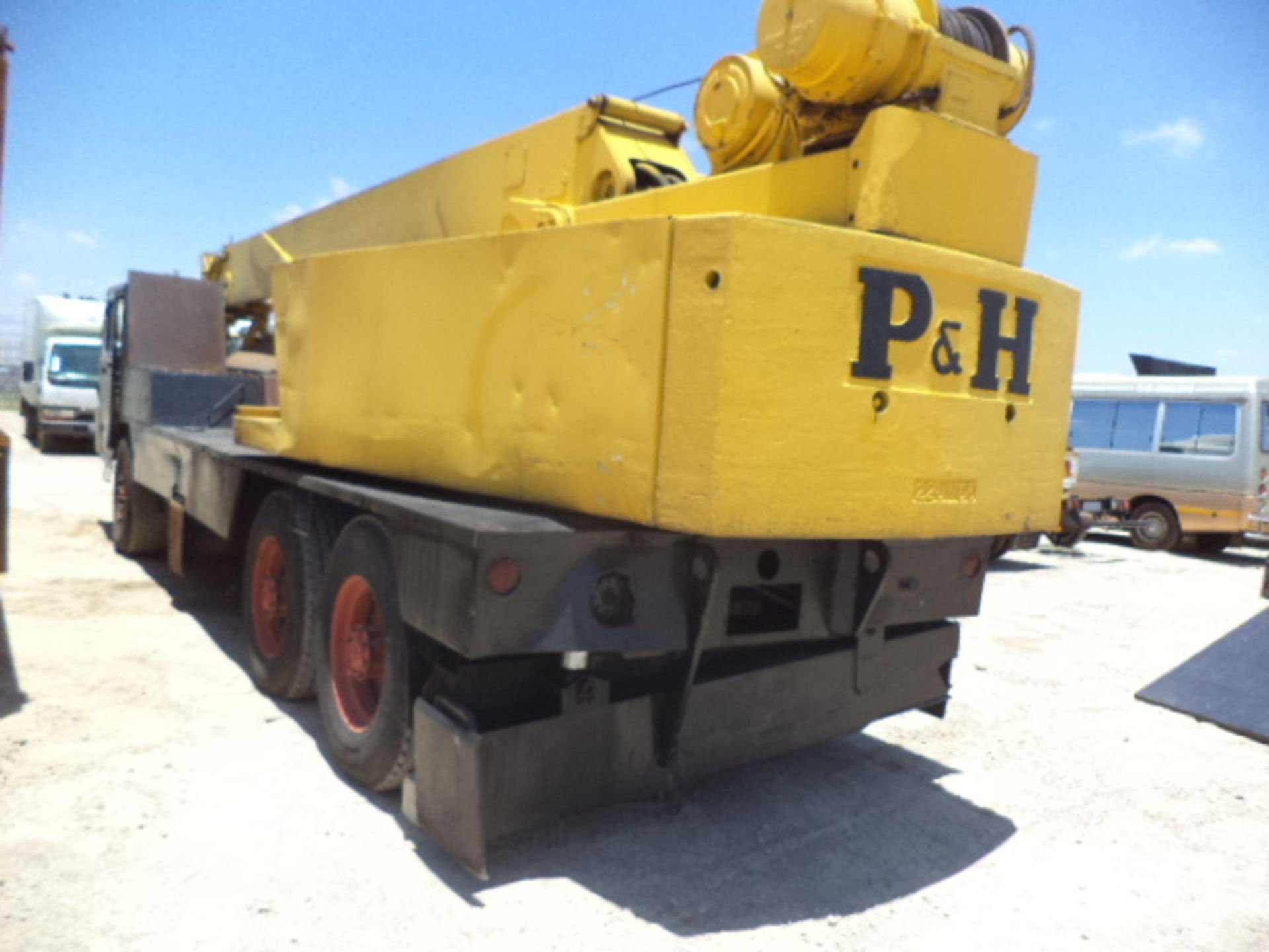 P & H T200 Crane 20 Ton (Vin No:22T1105)(1 277 Miles) (2 X Batteries (Raylite and Exide, Crane - Image 3 of 5