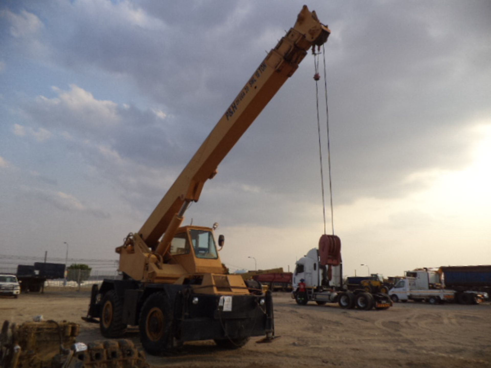 P & H Omega 20 18 Ton Rough Terrain Crane (5 623 hrs )(LHS Mirror Cracked, No Chassis Plate) - Image 2 of 4