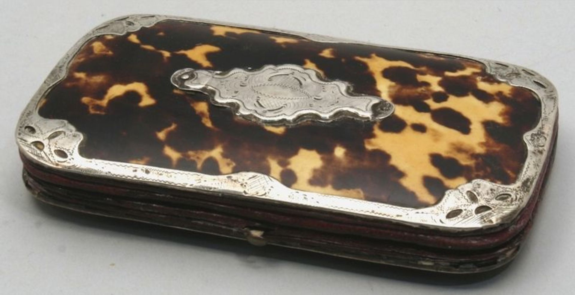 Etui, wohl Frankreich, um 1850, rechteckig, scharniert, Schildpatt, umlaufend verziert mit Silber-