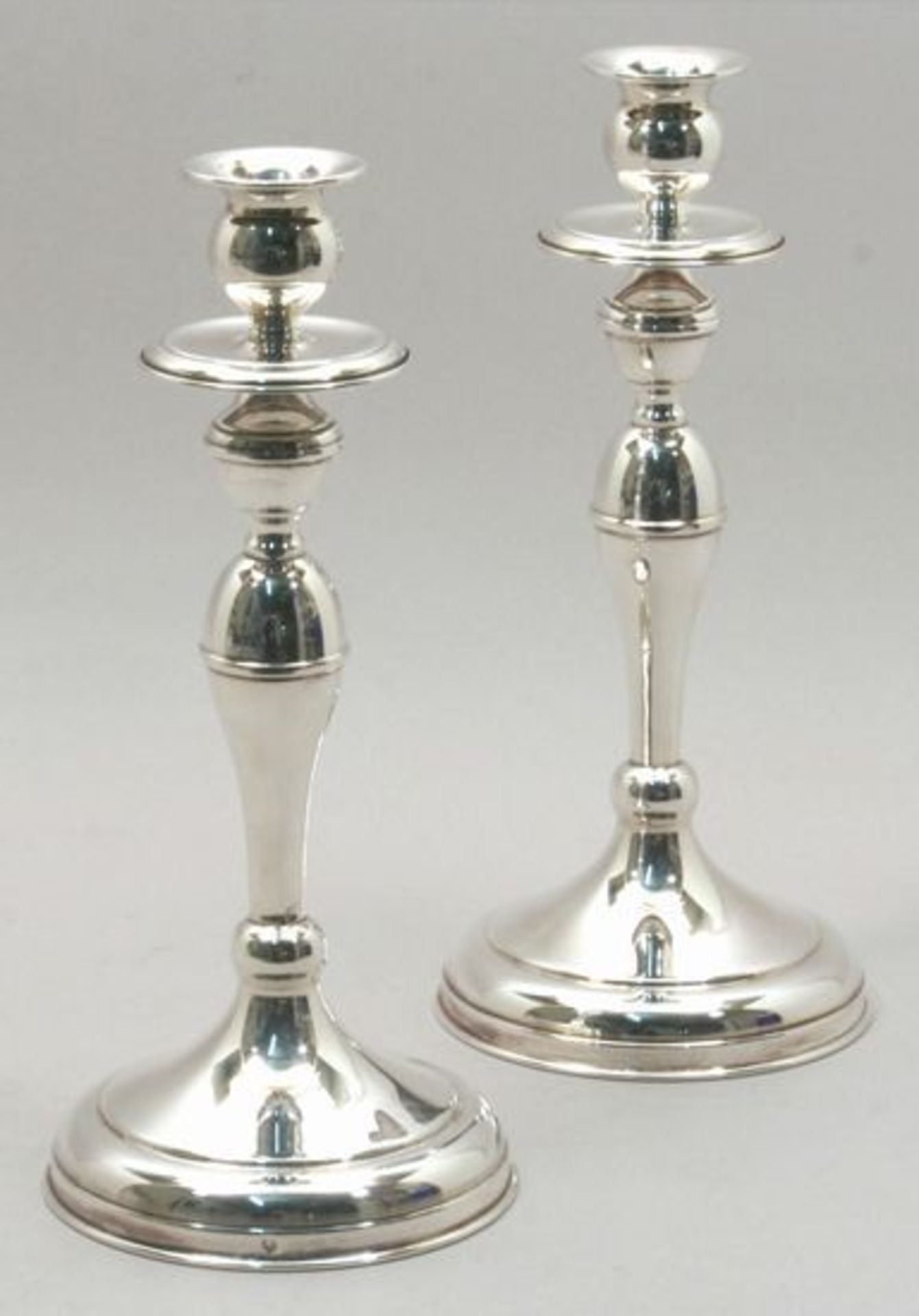 Ein Paar Tafelleuchter, 1-flg., neuzeitlich, Sterling Silber, runder, aufgewölbter Stand (weighted),