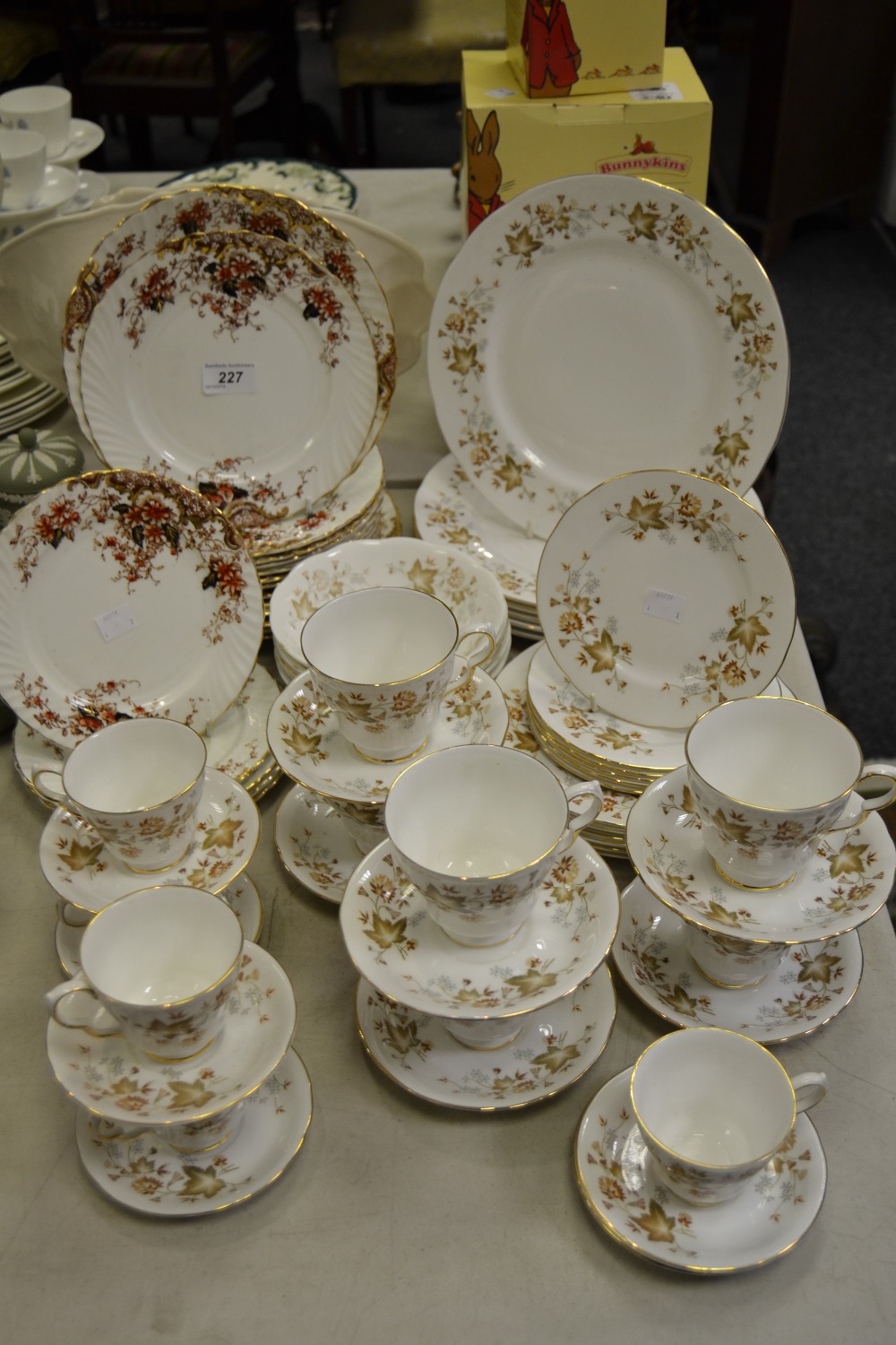 Teaware - a Colclough Avon pattern part breakfast service, comprising side plates, dinner plates,