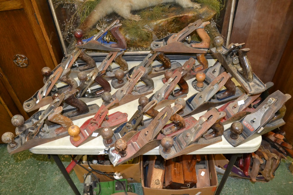 Carpenter's tools - Smoothing planes including Bailey nos 3,4,4 1/2,5 & 10; Record nos 03,04,04 1/