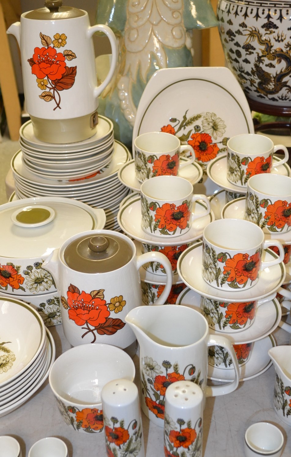 A J & G Meakin Studio Poppy pattern dinner service comprising plates, cups & saucers, serving