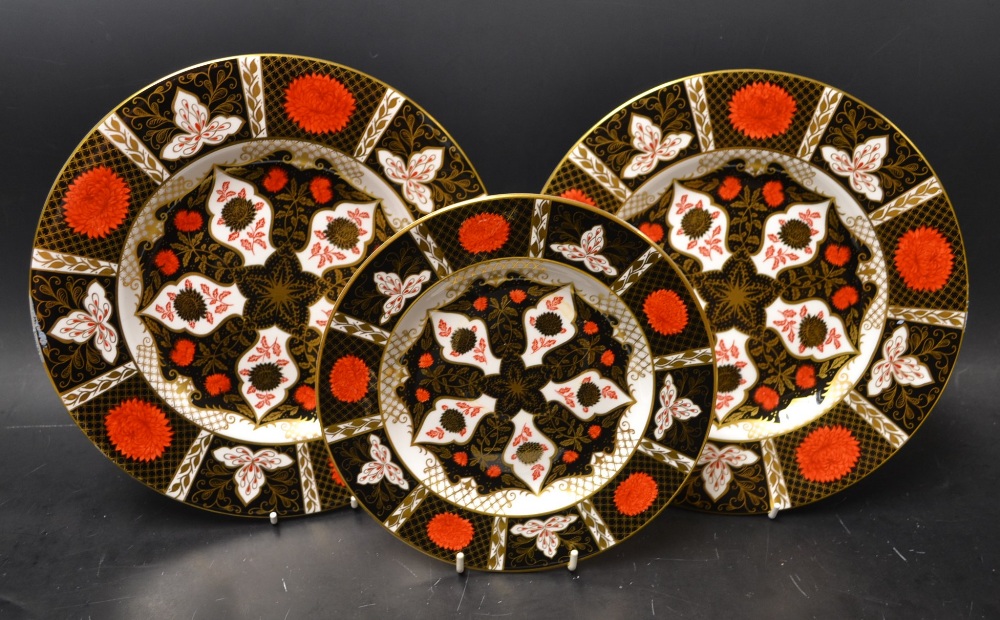 A pair of Abbeydale dinner plates; a side plate (3)