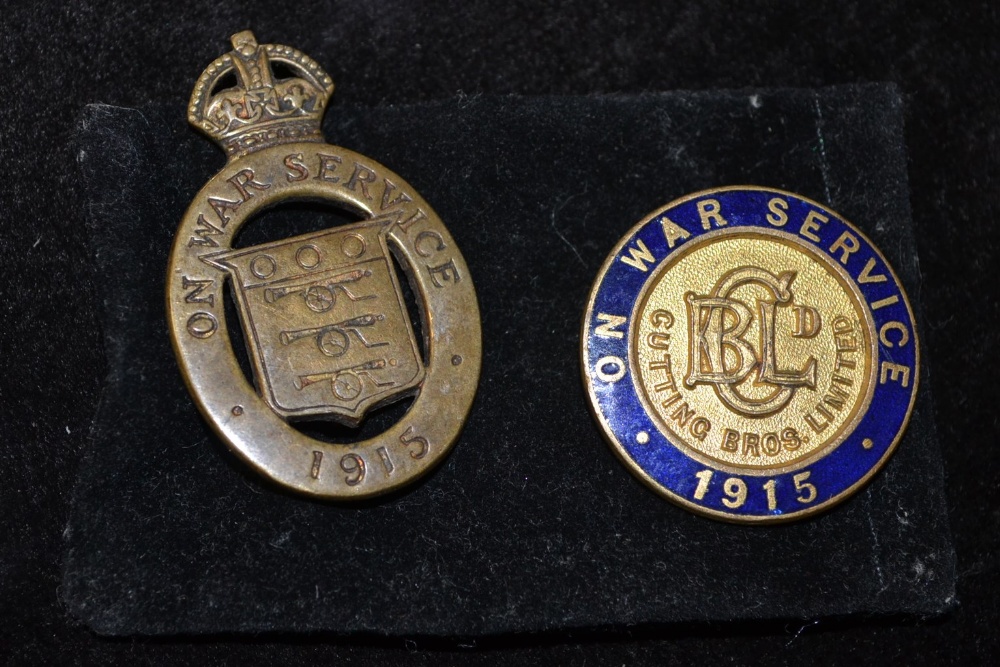 Military - a 1915 enamel war service badge; another (2)