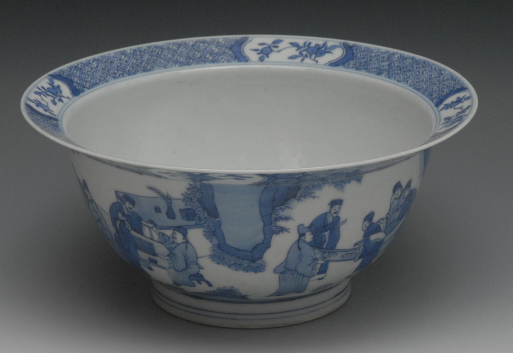 A Chinese blue and white 'klapmut' bowl, the exterior painted with continuous scene of figures