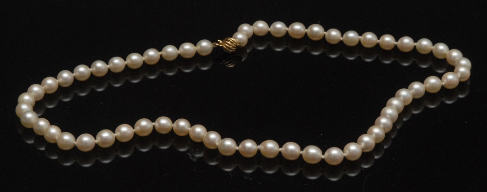 A 20th century single strand cultured pearl necklace, uniform, pearls approx. 6.8mm diam. each,