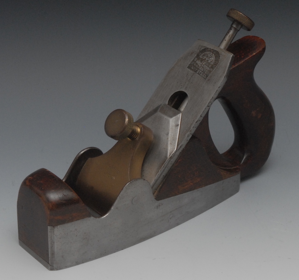 A Norris A5 dovetail smoothing plane. Adjuster and gunmetal lever cap are both marked 'Norris,