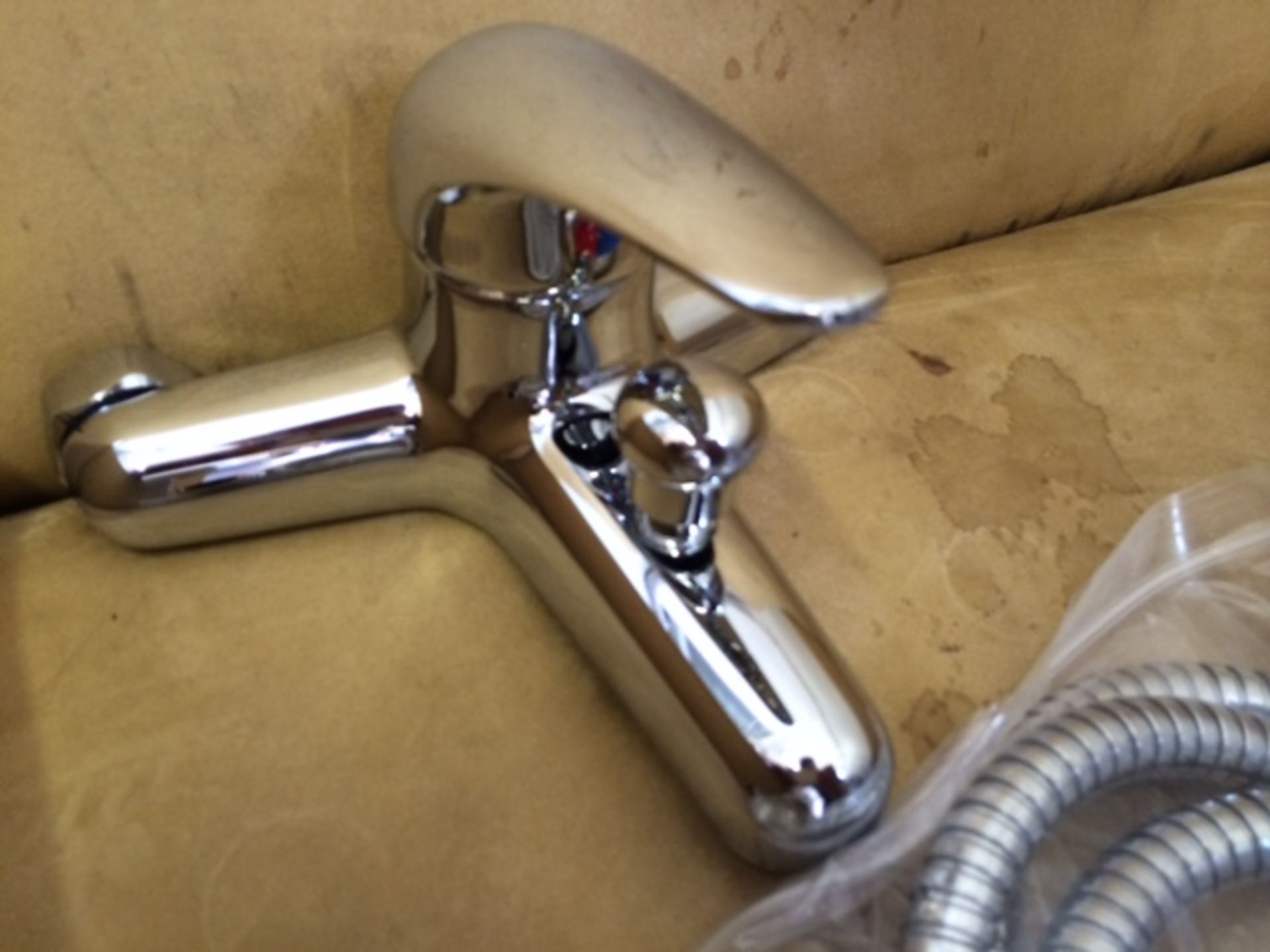 Bath shower mixer tap comes with legs, hose, shower head, wall bracket Appraisal: New / Good