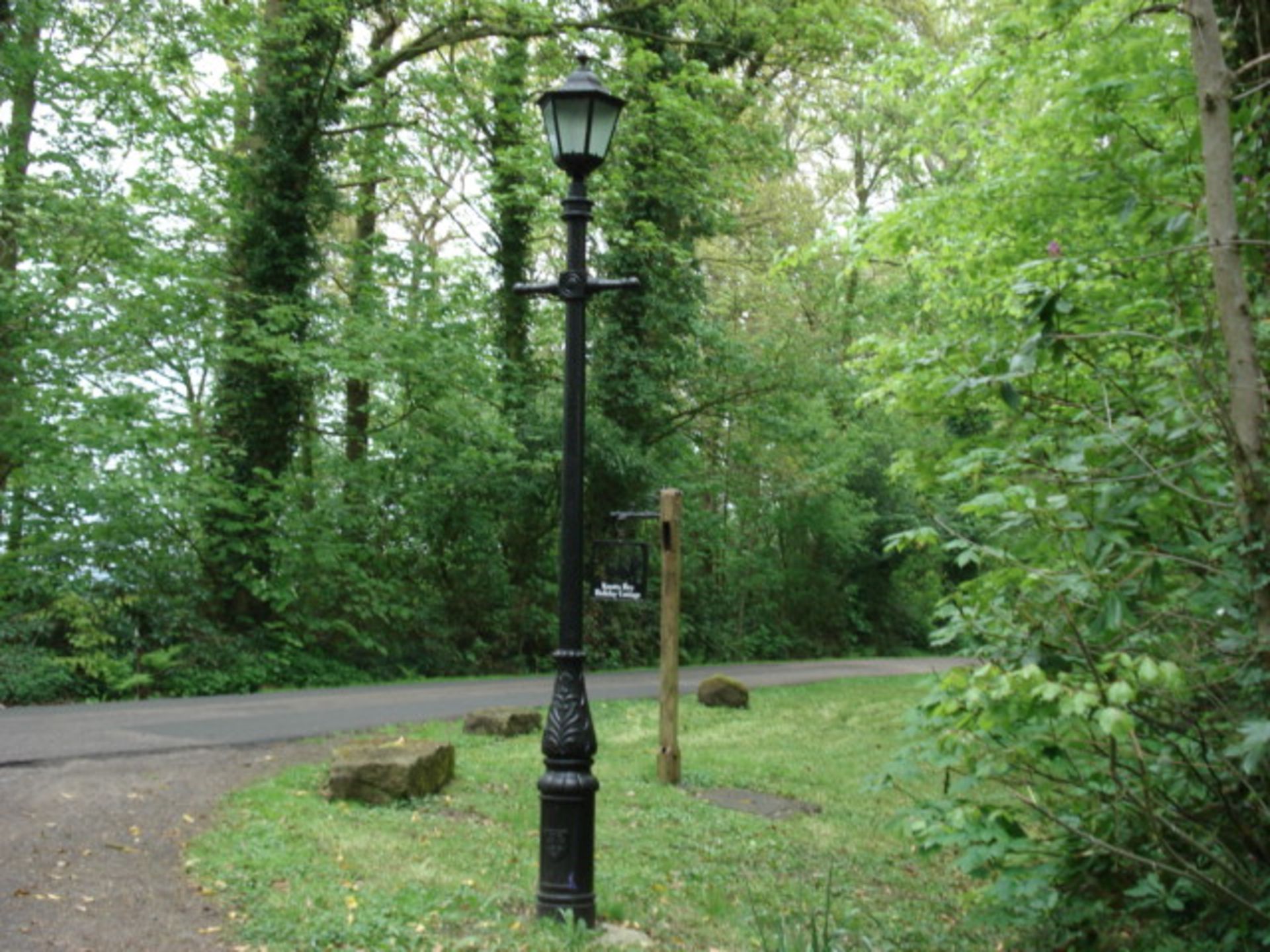 NEW UNUSED CAST IRON VICTORIAN STYLE LAMP POST WITH LADDER BARS AND MATCHING CAST IRON GLAZED