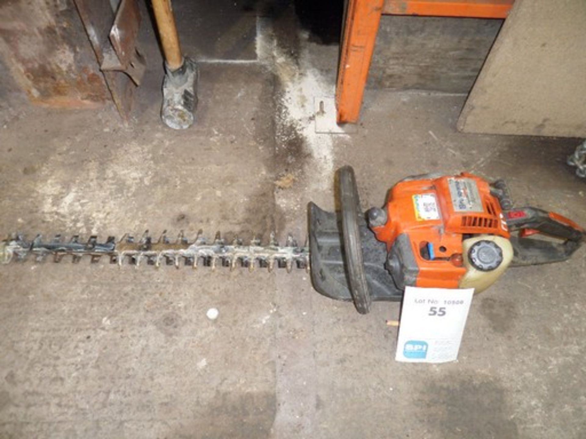 Husqvarna 323HD60 {015273} HEDGE TRIMMER PETROL 2 stroke petrol and has a 22inch blade. Tested and