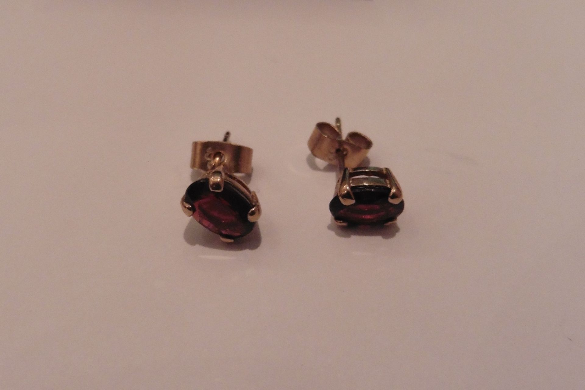Pre-owned 9ct yellow gold red garnet stud earrings with oval cut stones, simple claw setting. Standa - Image 2 of 2
