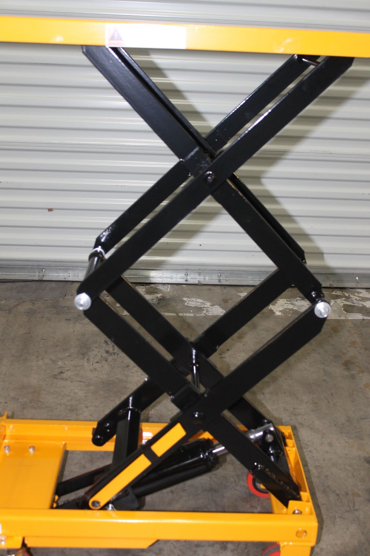 330 LBS CAP. DOUBLE SCISSORS ROLLING LIFT TABLE, NEW, CAPACITY: 330 LBS, MAX HIGHT: 31", TABLE SIZE: - Image 6 of 8