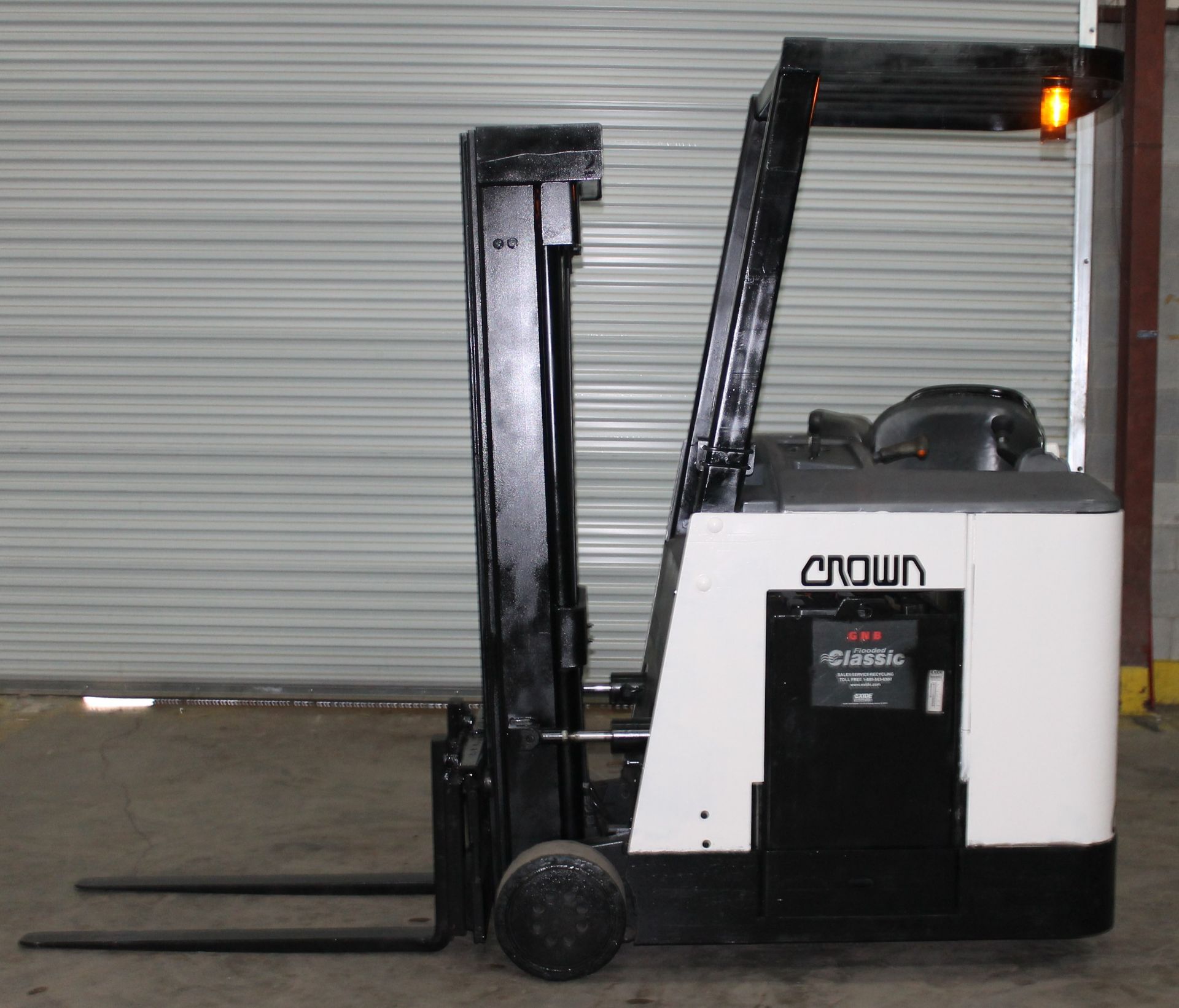 2002 CROWN RC 3000 SERIES ELECTRIC RYDER FORKLIFT, - Image 2 of 7