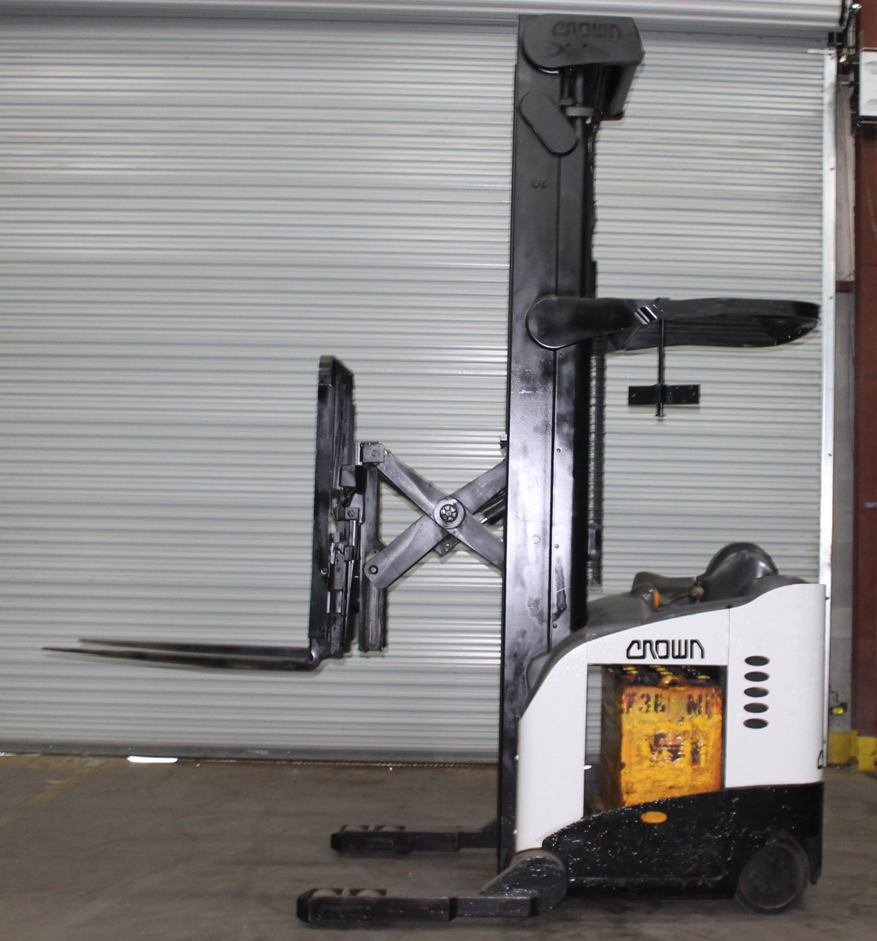 2002 CROWN RR5200 SERIES REACH IN TRUCK/FORKLIFT