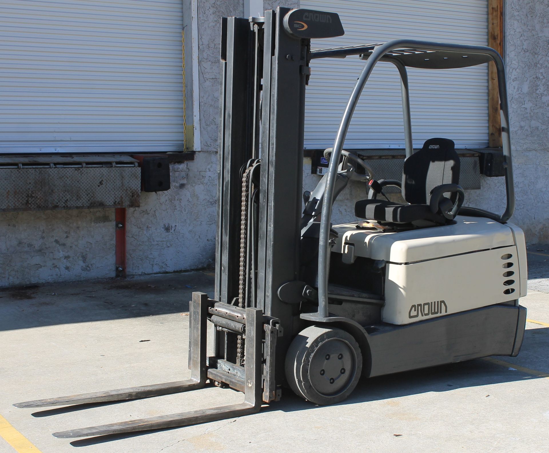 2004 CROWN 3 WHEEL ELECTRIC FORKLIFT WITH 2013 BATTERY - Image 2 of 7