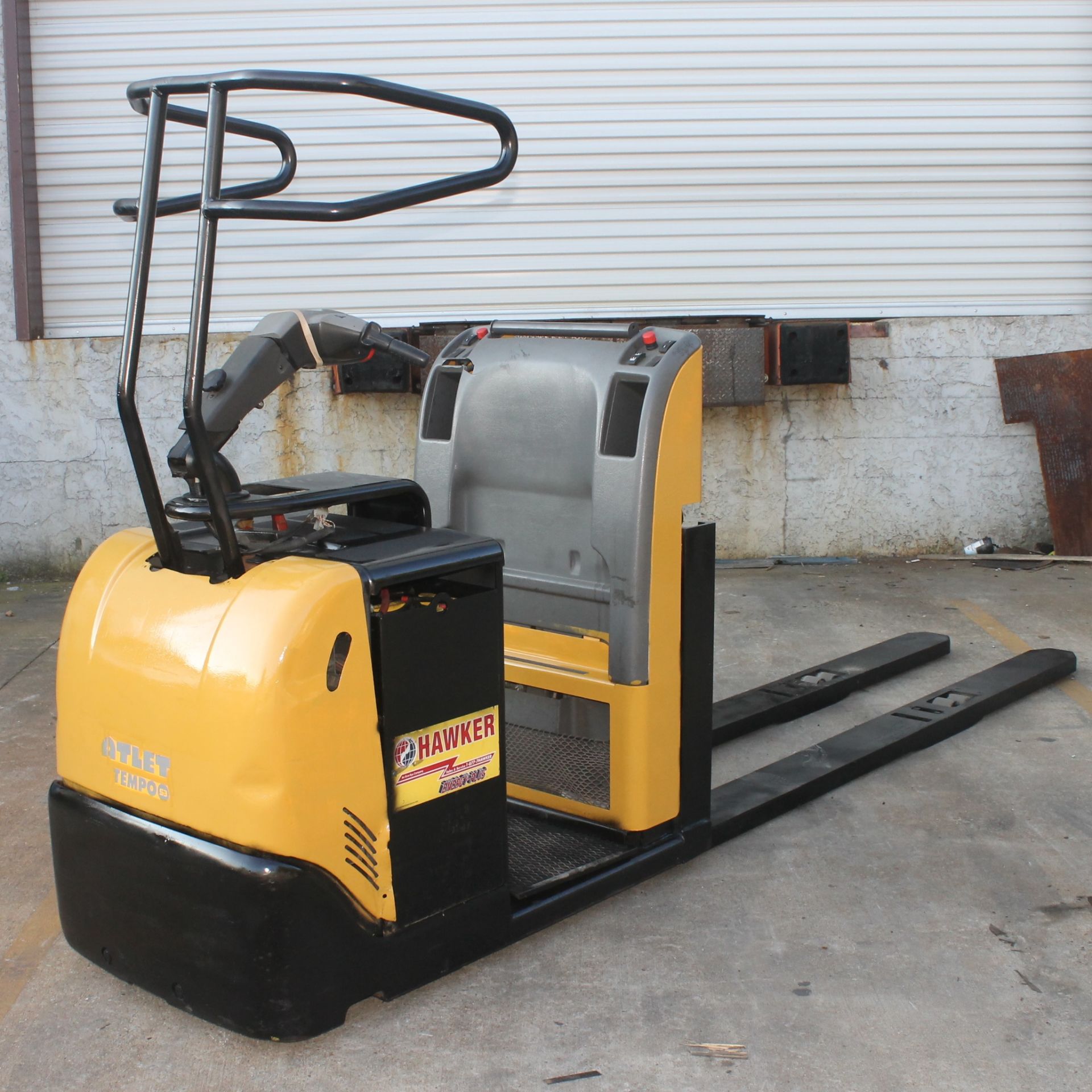2009 ATLET TEMPO PPD DRIVER LIFT LOW LEVEL ORDER PICKER WITH 24 VOLTS CHARGER,